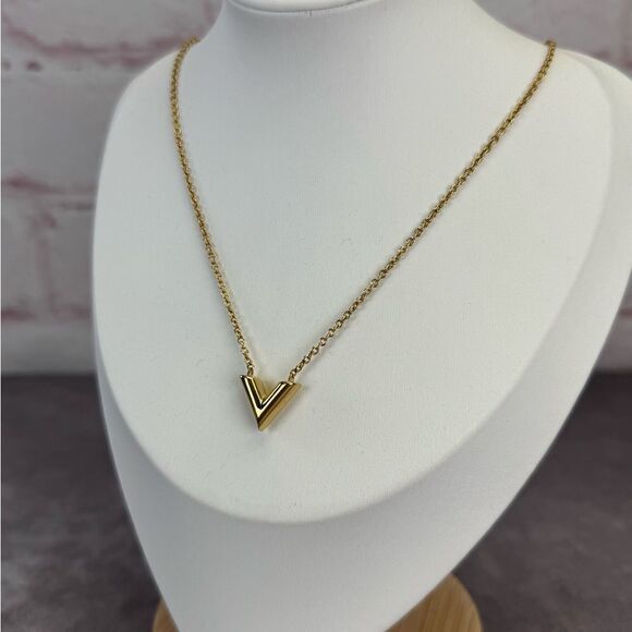 Louis Vuitton V Essentials Goldtone Necklace - Picture 4 of 9